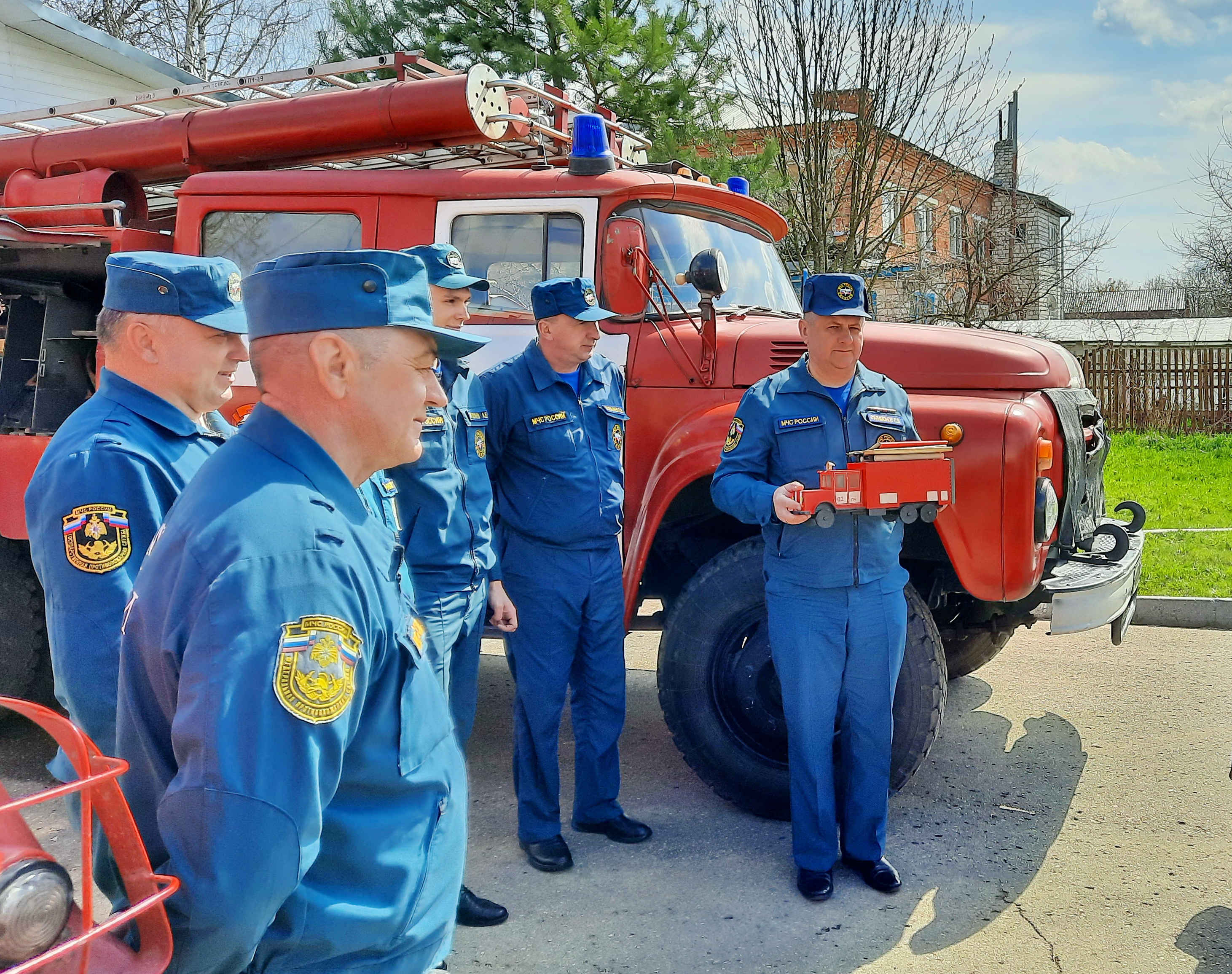 Школьники поздравили огнеборцев с Днем пожарной охраны | 02.05.2021 |  Смоленск - БезФормата