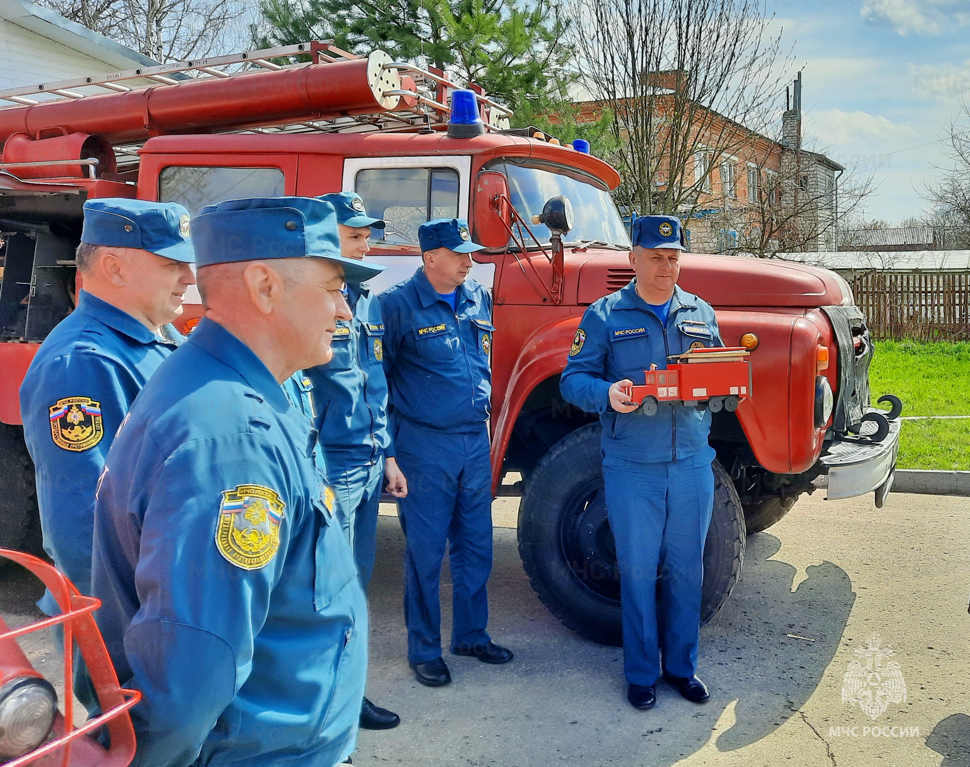 Школьники поздравили огнеборцев с Днем пожарной охраны - Новости - Главное  управление МЧС России по Смоленской области