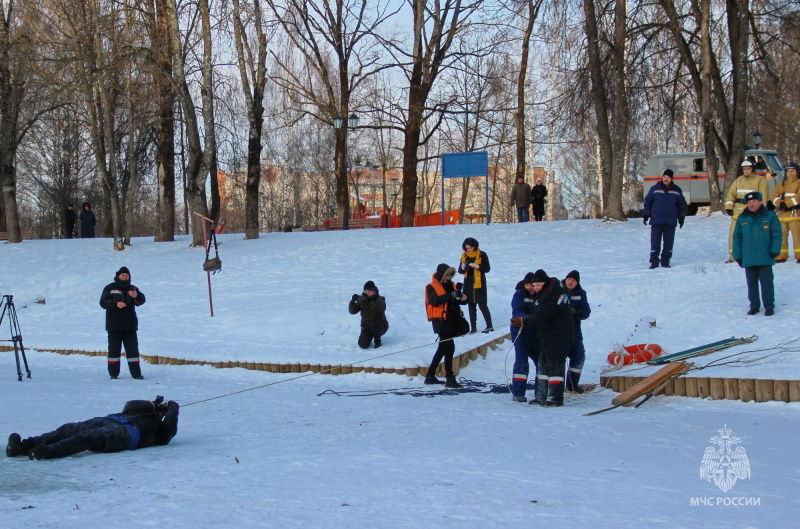 «Выход на лед запрещен!». В Смоленске провели учения по спасению провалившихся под лед