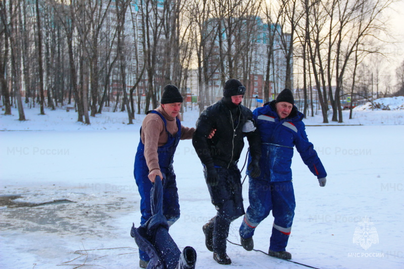 «Выход на лед запрещен!». В Смоленске провели учения по спасению провалившихся под лед