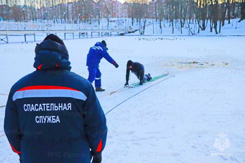 «Выход на лед запрещен!». В Смоленске провели учения по спасению провалившихся под лед