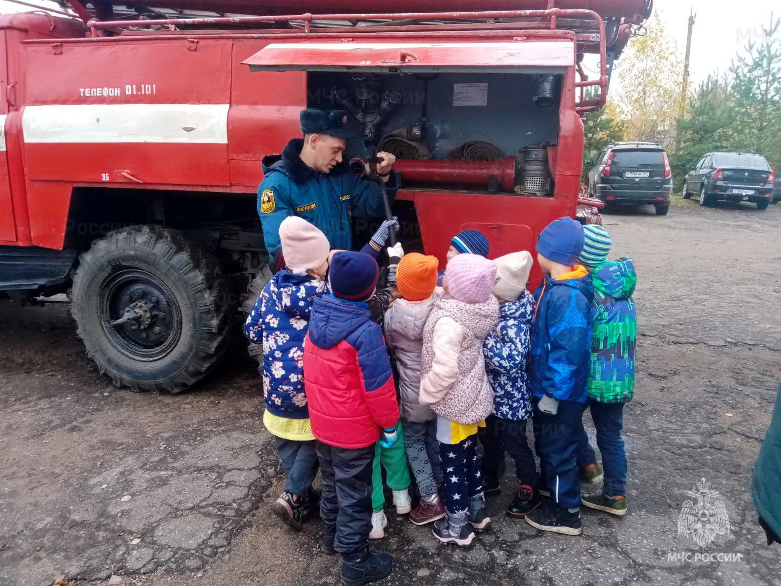 Новые знания и много эмоций. Экскурсия в пожарно-спасательной части в Рудне  - Новости - Главное управление МЧС России по Смоленской области