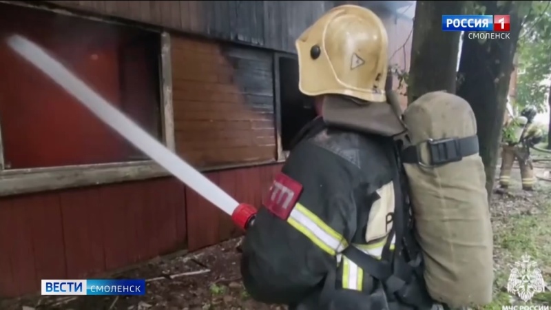 Вести-Смоленск - в Смоленске потушили горящую двухэтажку на Энгельса